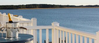 Entire Villa with Gorgeous Bay Views and 5 minute Walk to the Beach