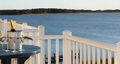 Entire Villa with Gorgeous Bay Views and 5 minute Walk to the Beach