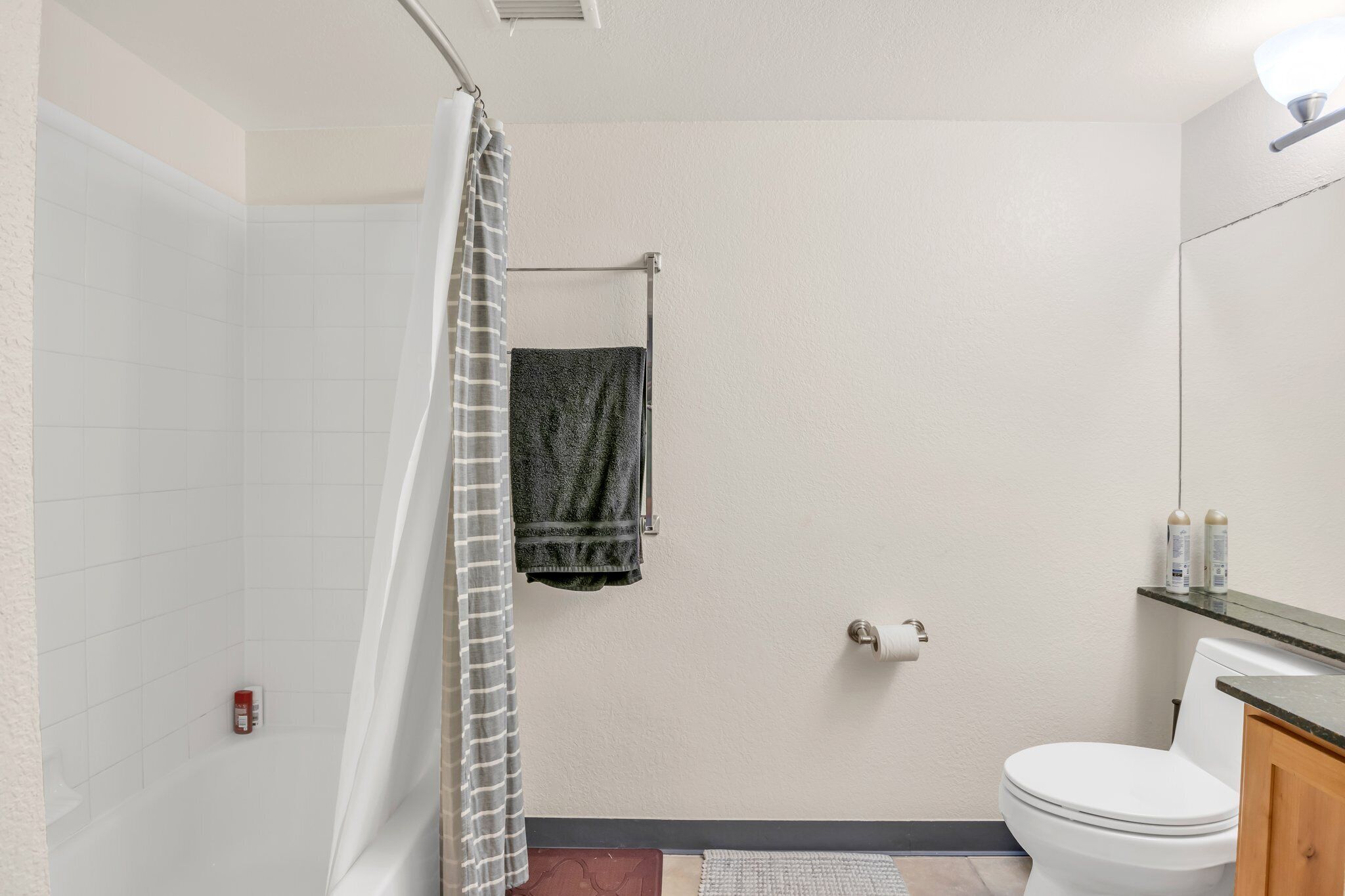 Serviettes fournies, savon, papier de toilette