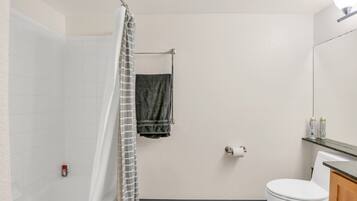 Serviettes fournies, savon, papier de toilette