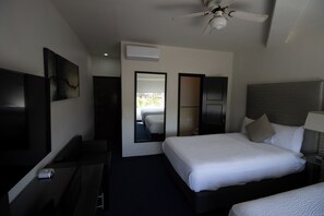 Cortinas blackout, tabla de planchar con plancha y wifi gratis 