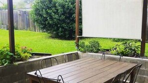 Outdoor dining - Beautiful Maclean Cottage (Maclean)