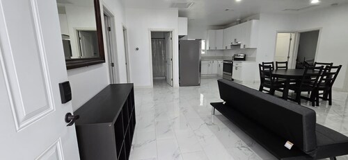 Lovely 3-bedroom house, 5 beds, Sleeps 10 with AC, FREE coffee & laundry