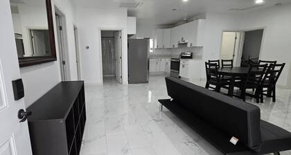 Lovely 3-bedroom house, 5 beds, Sleeps 10 with AC, FREE coffee & laundry