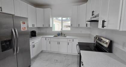 Lovely 3-bedroom house, 5 beds, Sleeps 10 with AC, FREE coffee & laundry