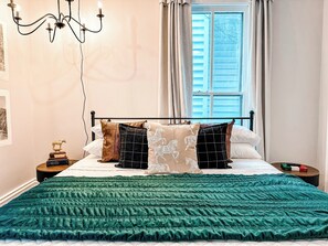 Tabla de planchar con plancha, wifi y ropa de cama 