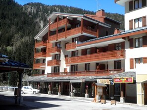 A multi-story hotel with balconies, a ski location sign, and a nearby restaurant. - 300m from ski lifts, Ground floor, view mountain, balcony, tv, ski locker, 18m², Valfréjus (Valfréjus)
