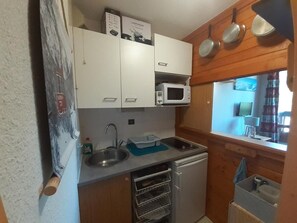 Kjøleskap, mikrobølgeovn og kaffetrakter/tekoker