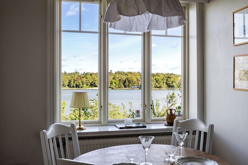 Lakefront Getaway in Hagaparken Central Stockholm