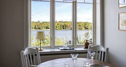 Lakefront Getaway in Hagaparken Central Stockholm
