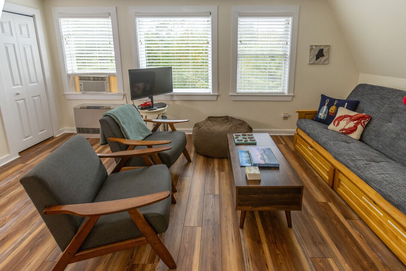 New! Cozy Second-floor Apartment Located Just Minutes From The Heart Of Boothbay! - Boothbay Harbor, ME