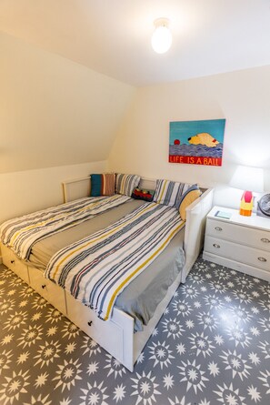 2 habitaciones, escritorio, tabla de planchar con plancha y wifi 
