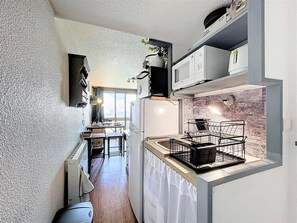 Kühlschrank, Mikrowelle, Wasserkocher mit Kaffee-/Teezubehör, Toaster