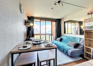 TV - 200m from resort center, 18th floor, view valley, swimming pool, tv, ski locker, 22m², Le Corbier (Le Corbier)