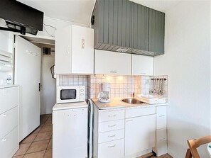 Réfrigérateur, micro-ondes, four, cafetière/bouilloire