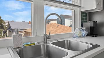 Apartment, 2 Bedrooms, Non Smoking, Pets allowed | Private kitchen | Full-sized fridge, microwave, oven, stovetop