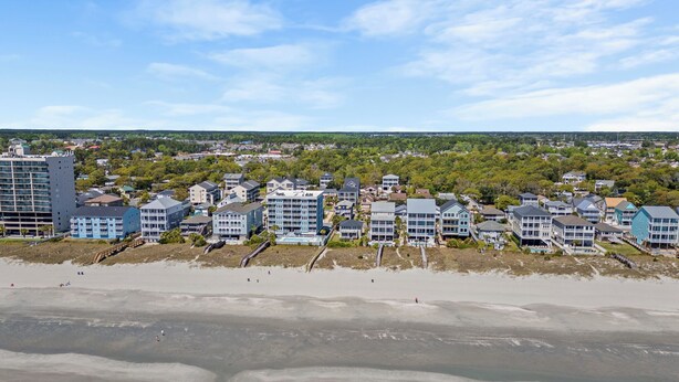 A coastal hotel area with beachfront properties, a sandy beach, and a view of the ocean. - Beach Nest - R R Beach Club (North Myrtle Beach)