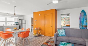 Apartment, 2 Bedrooms, Non Smoking, Beachside | Ruang tamu | 40 inci sebuah televisyen pintar dengan digital 