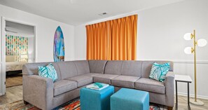 Căn hộ, 2 phòng ngủ, không hút thuốc, cạnh bãi biển | Khu phòng khách | Smart TV 40-inch có truyền hình kỹ thuật số 