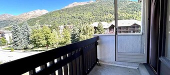 100m from resort center, 1st floor, view mountain/parking, swimming pool, balcony, parking, 28m²