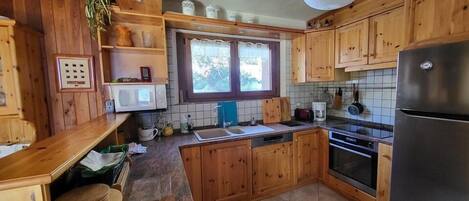 ثلاجة، ميكروويف، فرن، ماكينة لصنع القهوة/الشاي