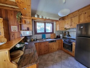 Kühlschrank, Mikrowelle, Ofen, Wasserkocher mit Kaffee-/Teezubehör