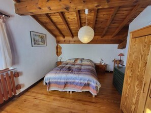 7 bedrooms, WiFi - Chalet, 300m from shops, 3rd floor, terrace, fireplace or stove, tv, 205m², Montgenèvre (Montgenèvre)