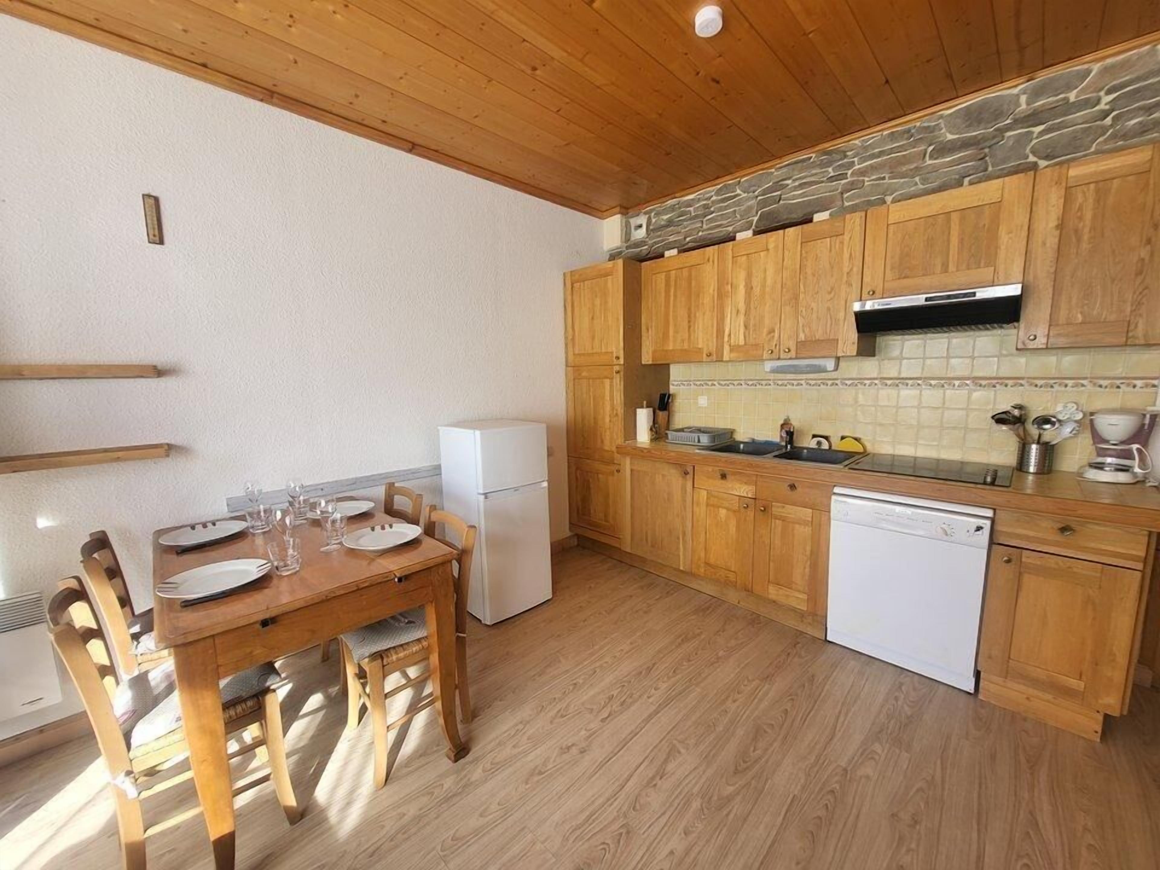 Kjøleskap, mikrobølgeovn, oppvaskmaskin og kaffetrakter/tekoker