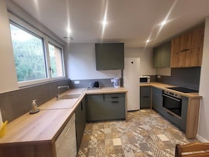 Kjøleskap, mikrobølgeovn, ovn og oppvaskmaskin