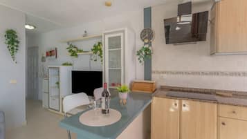 Refrigerador, microondas, placa de cocina, cafetera/tetera