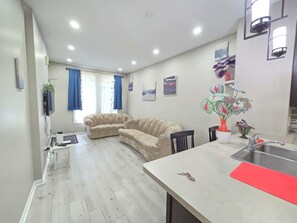 Living area - Modern 4-Bedroom Home Near Hwy 401 & Lake Ontario (Toronto)