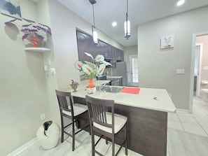Private kitchen - Modern 4-Bedroom Home Near Hwy 401 & Lake Ontario (Toronto)