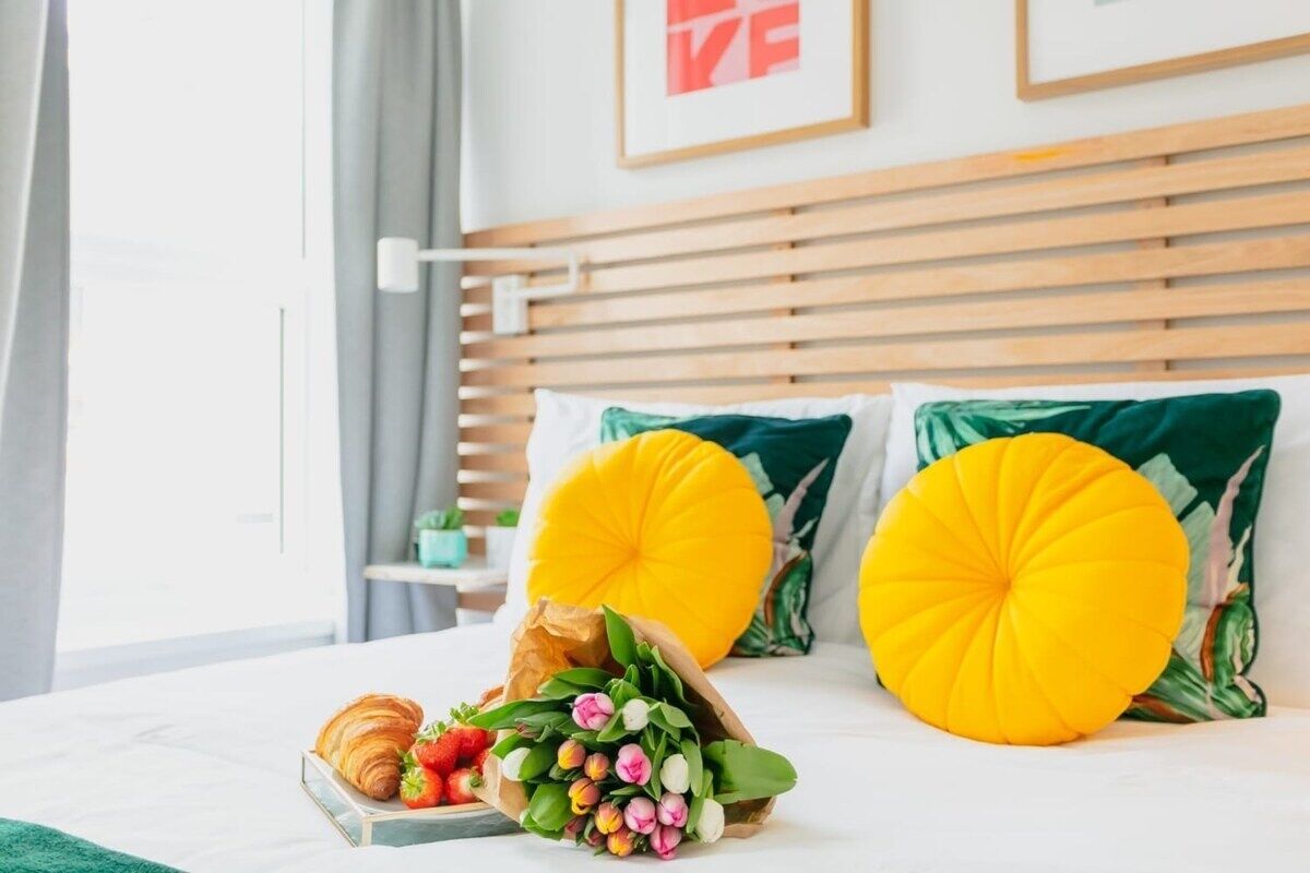 2 bedrooms, iron/ironing board, internet, bed sheets