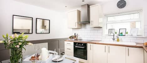 Réfrigérateur, four à micro-ondes, un four, surface de cuisson