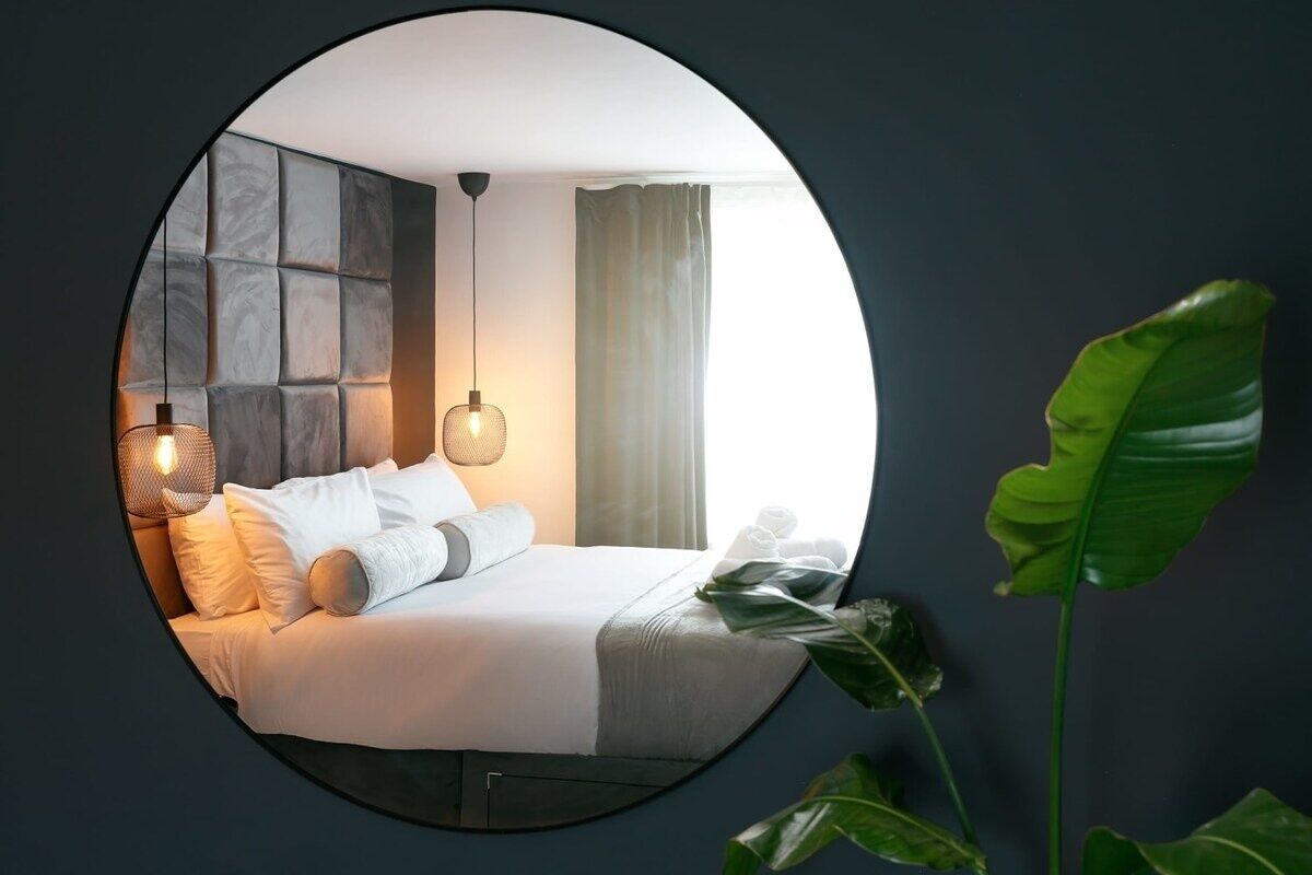 4 bedrooms, iron/ironing board, internet, bed sheets