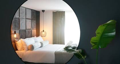 The Luxe Experience House | Central Plymouth | Sleeps 9