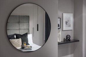 3 habitaciones, tabla de planchar con plancha, internet y ropa de cama 