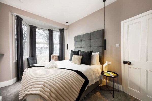 3 bedrooms, iron/ironing board, internet, bed sheets