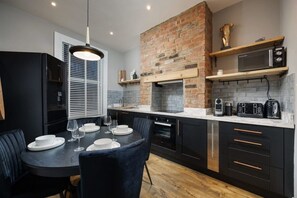 Réfrigérateur, four à micro-ondes, un four, surface de cuisson