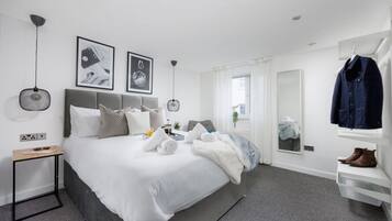 2 bedrooms, iron/ironing board, internet, bed sheets