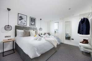 2 bedrooms, iron/ironing board, internet, bed sheets