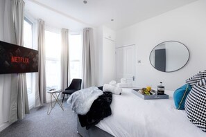 2 bedrooms, iron/ironing board, internet, bed sheets