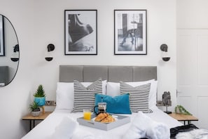 2 bedrooms, iron/ironing board, internet, bed sheets