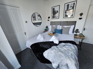 2 bedrooms, iron/ironing board, internet, bed sheets