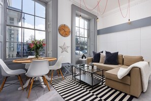 TV - Stunning Boutique Plymouth Apartment|ByRWY|6|Parki (Stonehouse)
