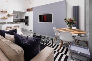 TV - Stunning Boutique Plymouth Apartment|ByRWY|6|Parki (Stonehouse)