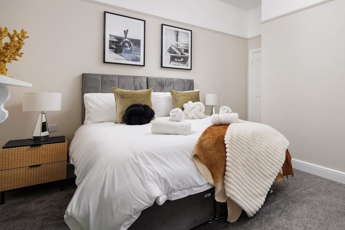 4 quartos, ferros/tábuas de passar roupa, acesso à internet