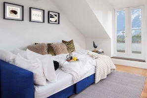 4 bedrooms, iron/ironing board, Internet, bed sheets