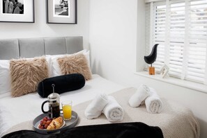 4 bedrooms, iron/ironing board, internet, bed sheets