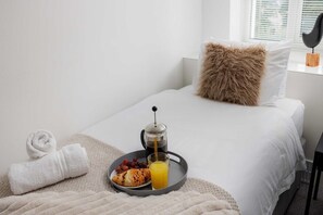 4 bedrooms, iron/ironing board, Internet, bed sheets - Stunning Penthouse Sea view Apmt - Free Parking (Stoke)